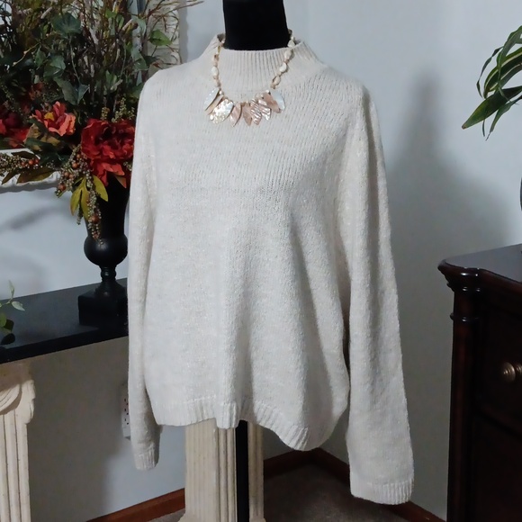 Old Navy Sweaters - Beautiful Soft Women's Cream Sweater Size XL